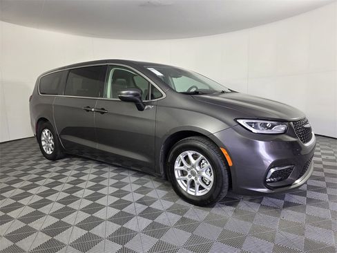 Certified 2023 Chrysler Pacifica Touring-L image 2