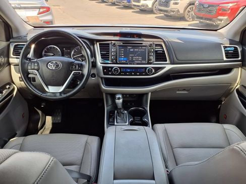 Used 2019 Toyota Highlander Limited AWD/4WD image 2