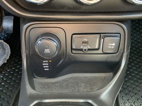 Used 2017 Jeep Renegade Altitude AWD/4WD image 22
