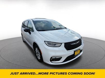 Used 2024 Chrysler Pacifica Touring-L