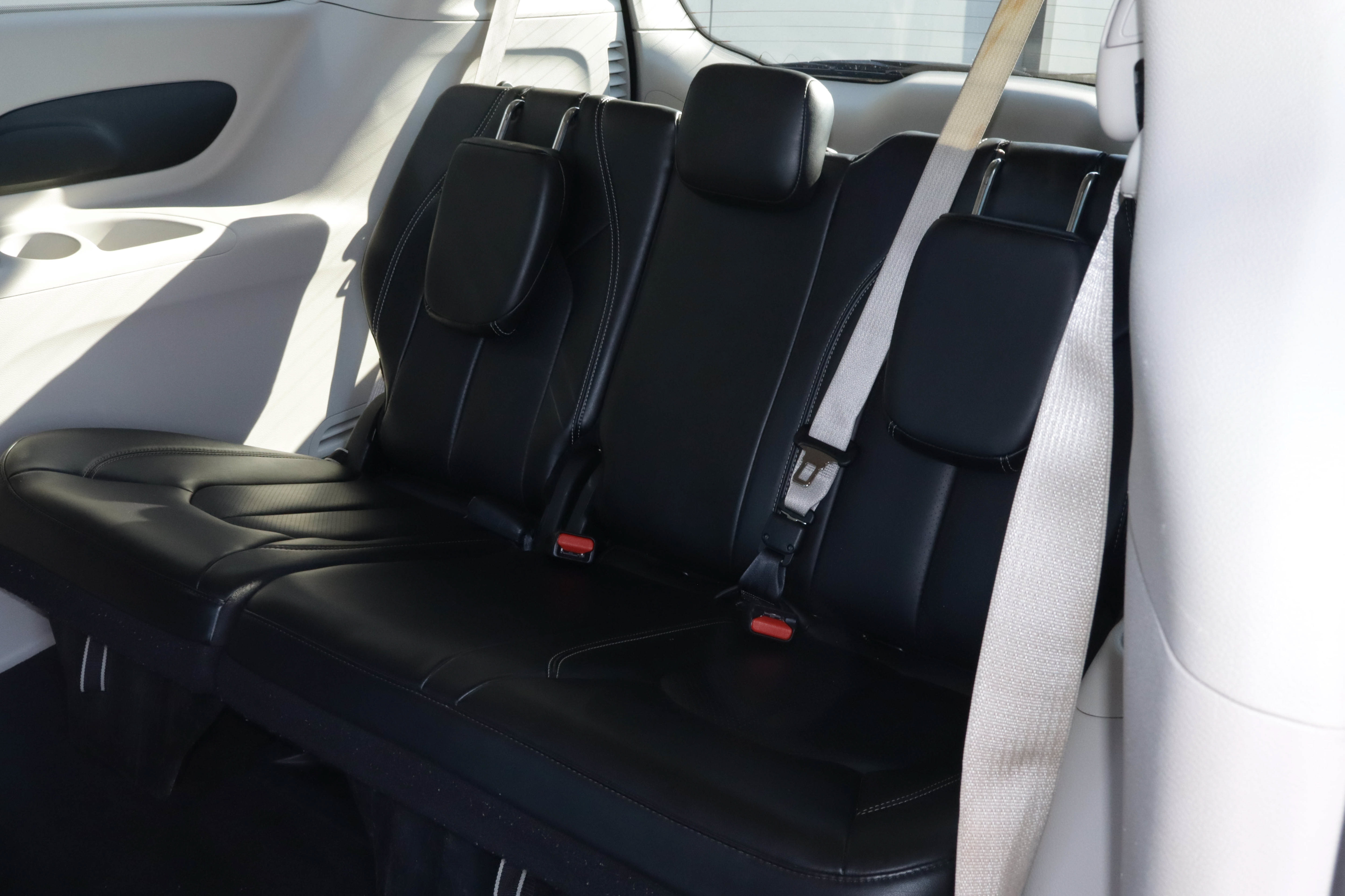 Used 2023 Chrysler Pacifica Touring-L FWD image 9