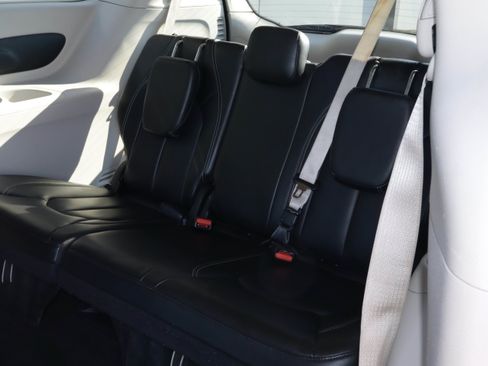 Used 2023 Chrysler Pacifica Touring-L FWD image 9