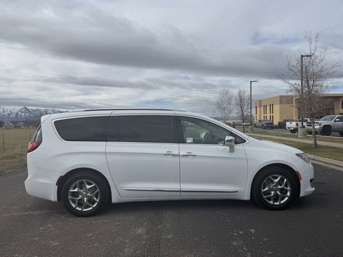 Used 2019 Chrysler Pacifica Limited image 5