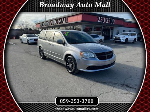 Used 2017 Dodge Grand Caravan SE image 1