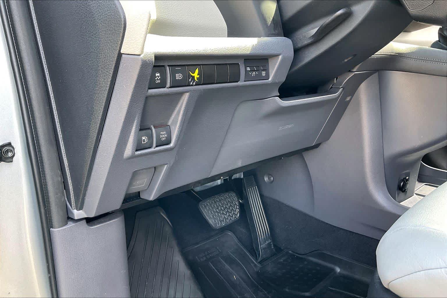 Used 2023 Toyota Sienna XLE FWD image 35