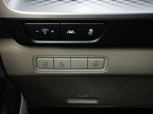 Used 2024 Kia Carnival LX FWD image 12