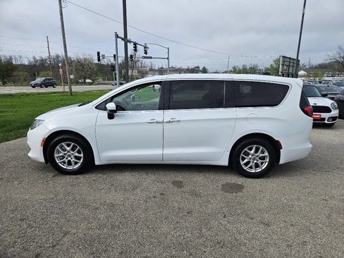 Used 2022 Chrysler Voyager LX FWD image 4