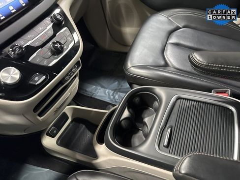 Used 2023 Chrysler Pacifica Touring-L image 20