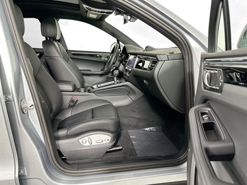 Certified 2025 Porsche Macan image 47