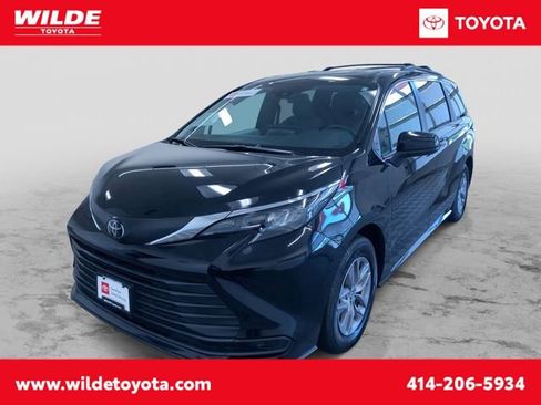 Used 2026 Toyota Sienna LE FWD image 1