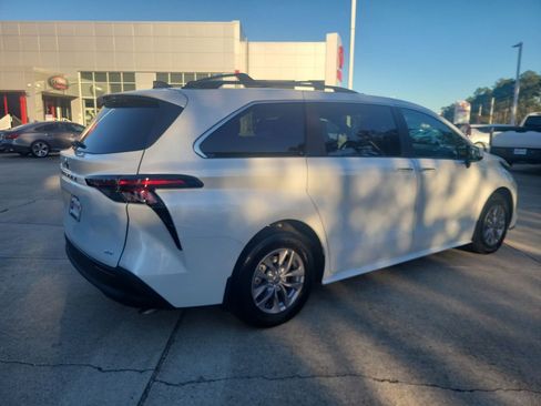 Used 2025 Toyota Sienna XLE image 7