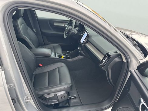 Used 2025 Volvo XC40 B5 Core image 16