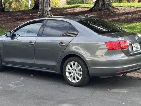 Used 2011 Volkswagen Jetta SE image 3