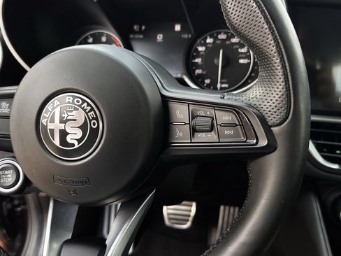 Used 2022 Alfa Romeo Giulia Ti RWD image 12