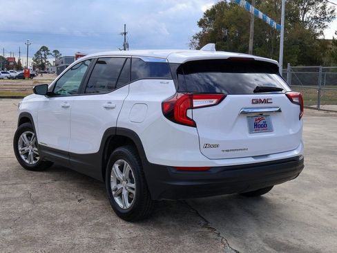 Used 2023 GMC Terrain SLE image 2