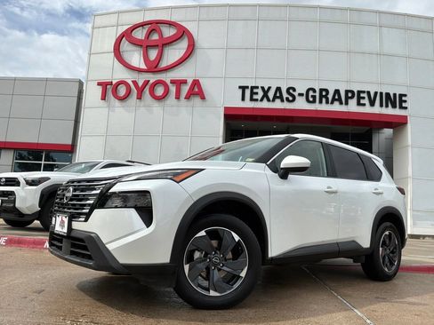 Used 2025 Nissan Rogue SV AWD/4WD image 2