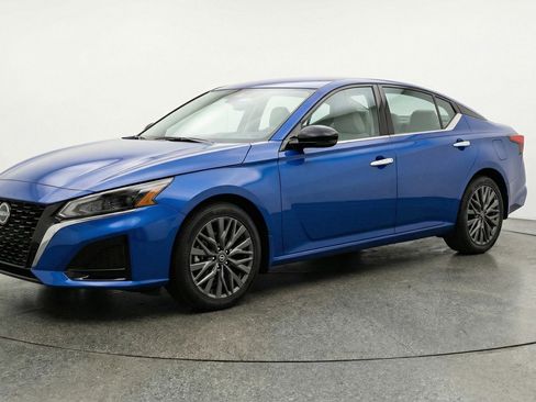 Used 2025 Nissan Altima 2.5 SV FWD image 3
