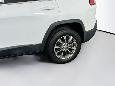 Used 2019 Jeep Cherokee Latitude Plus w/ Cold Weather Group AWD/4WD image 29