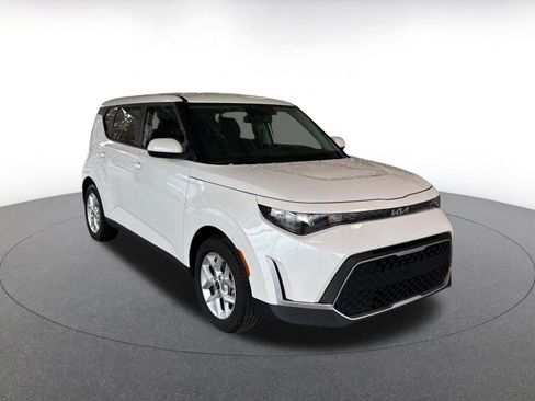 Used 2025 Kia Soul LX w/ LX Technology Package image 2