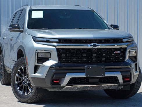 Used 2024 Chevrolet Traverse Z71 w/ Enhanced Driving Package image 2