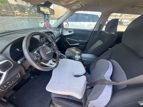 Used 2022 Kia Soul LX w/ Technology Package FWD image 3