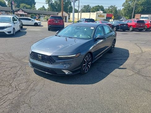 Used 2023 Honda Accord Touring image 2