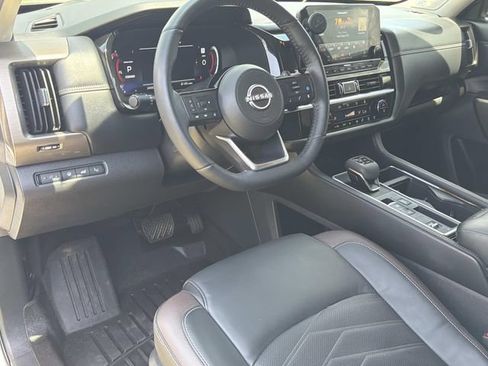 Used 2024 Nissan Pathfinder Platinum FWD image 21