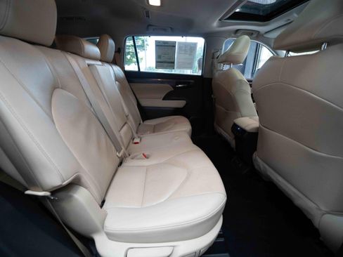 Used 2020 Toyota Highlander Limited AWD/4WD image 25