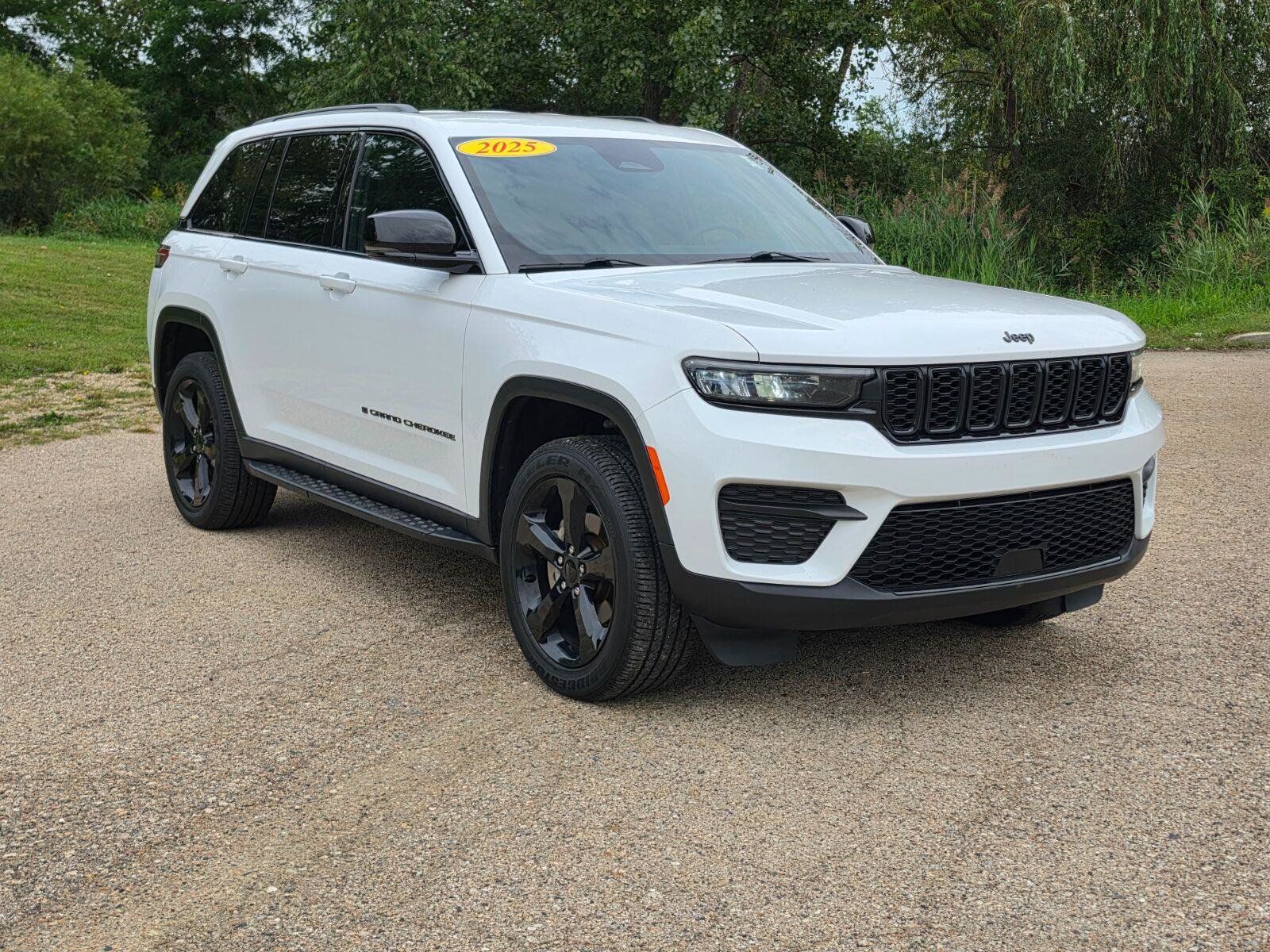 Used 2025 Jeep Grand Cherokee Altitude AWD/4WD image 17