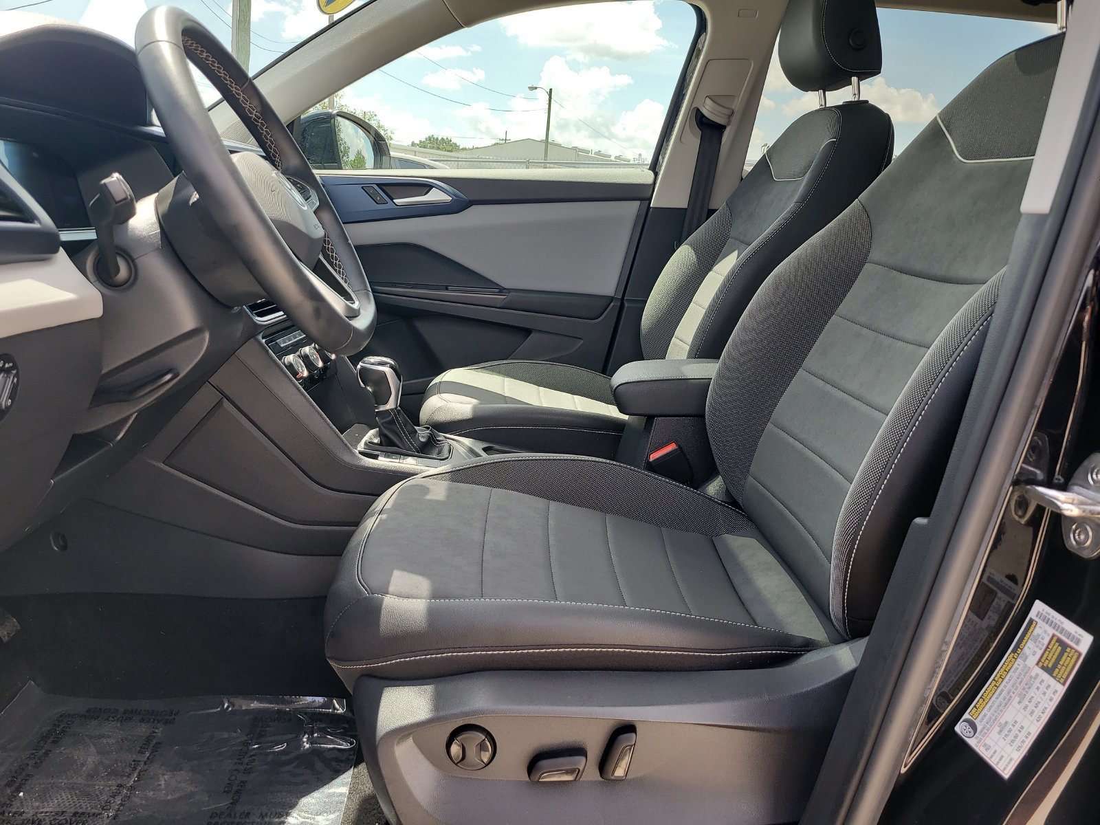 Used 2023 Volkswagen Taos SE w/ Panoramic Sunroof Package FWD image 15