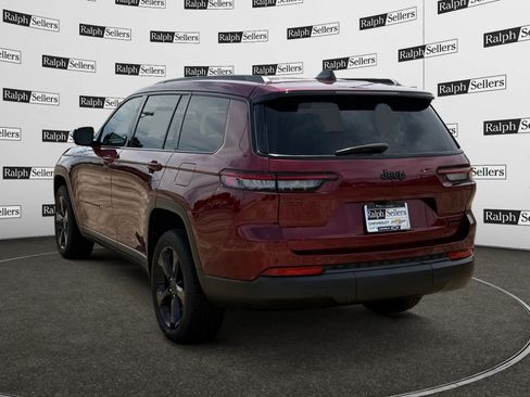 Used 2025 Jeep Grand Cherokee L Limited w/ Black Appearance Package RWD image 4