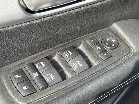 Used 2025 Chrysler Pacifica Limited FWD image 12