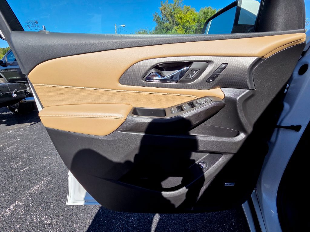 Used 2023 Chevrolet Traverse Premier FWD image 12