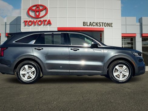Used 2023 Kia Sorento LX image 2