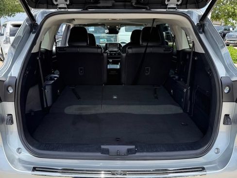 Used 2021 Toyota Highlander XLE FWD image 29