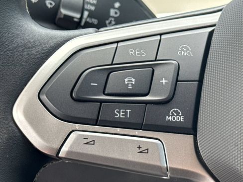 Certified 2025 Volkswagen Tiguan SE AWD/4WD image 32