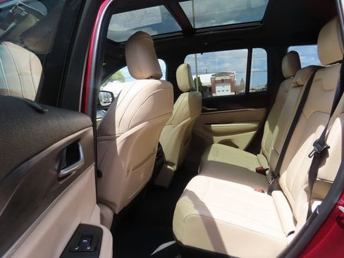 Used 2023 Jeep Grand Cherokee Limited w/ Luxury Tech Group II AWD/4WD image 24