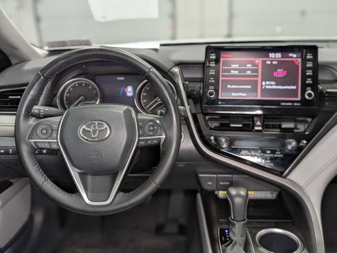 Used 2021 Toyota Camry XLE image 16