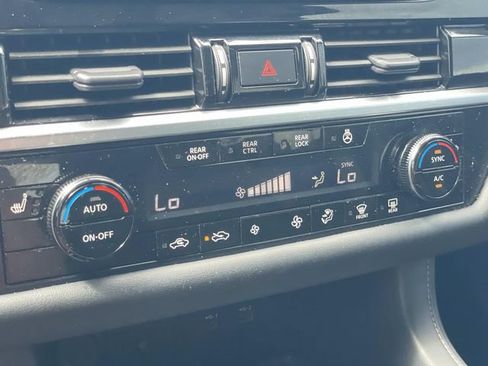 Used 2023 Nissan Pathfinder SL w/ Black Appearance Package FWD image 28