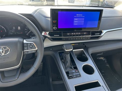 Used 2025 Toyota Sienna XLE w/ XLE Plus Package image 20