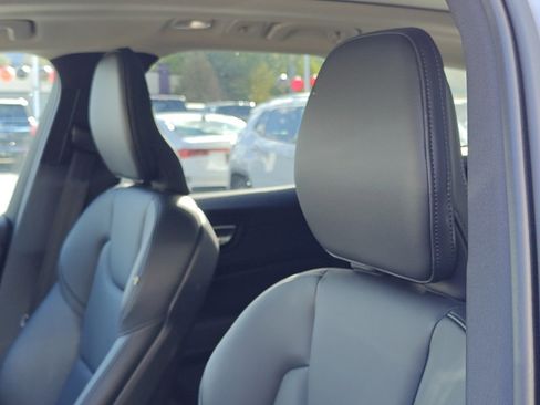 Used 2025 Volvo XC60 B5 Core image 12