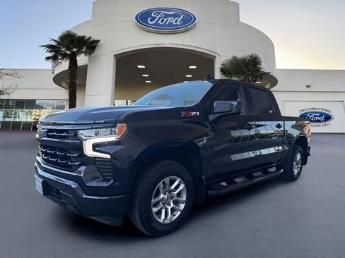 Used 2024 Chevrolet Silverado 1500 RST w/ Z71 Off-Road Package AWD/4WD image 2