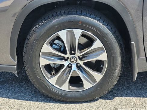 Certified 2022 Toyota Highlander XLE image 11