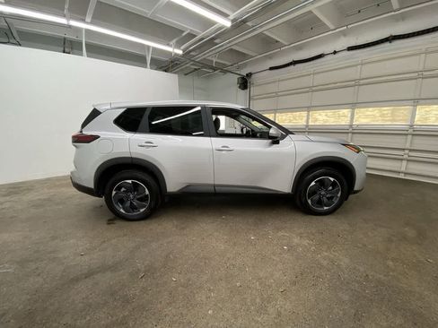 Used 2025 Nissan Rogue SV image 7