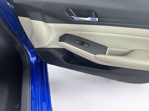 Used 2025 Nissan Altima 2.5 SV image 30