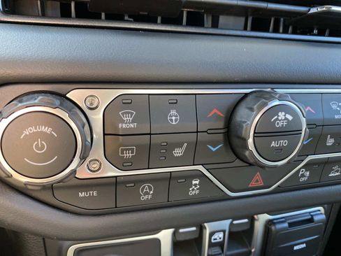 New 2026 Jeep Wrangler Sahara AWD/4WD image 15