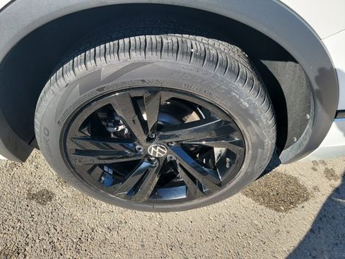 Used 2023 Volkswagen Tiguan SE R-Line image 12