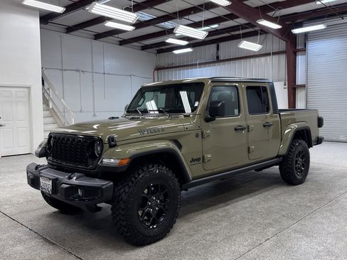 Used 2025 Jeep Gladiator Willys image 1