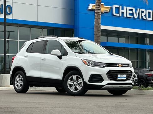 Used 2022 Chevrolet Trax LT w/ LT Convenience Package image 2