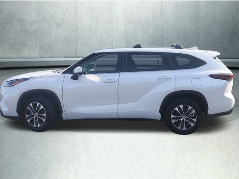 Used 2025 Toyota Highlander XLE AWD/4WD image 12